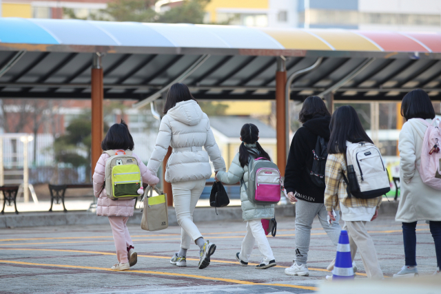 2일 오전 광주 한 초등학교에서 학생들이 새학기 첫 등교를 하고 있다. 연합뉴스