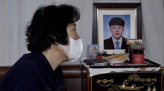 백신 접종 후 사흘 만에 사망한 고 김원영씨의 유가족이 눈물을 흘리고 있다. SBS뉴스토리 캡처