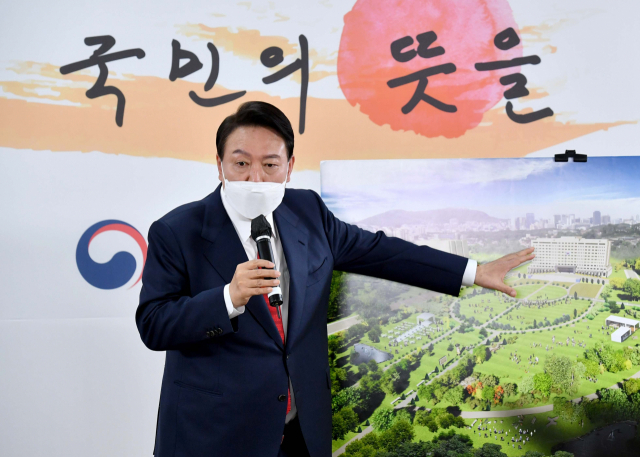 윤석열 대통령 당선인이 20일 오전 서울 종로구 삼청동 대통령직인수위원회 회견장에서 대통령실 용산 이전과 관련해 기자회견을 하고 있다./권욱 기자