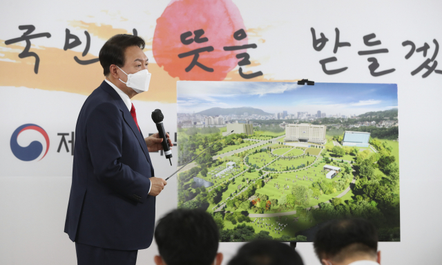 윤석열 대통령 당선인이 20일 오전 서울 종로구 삼청동 대통령직인수위원회 회견장에서 대통령실 용산 이전과 관련해 기자회견을 하고 있다./권욱 기자