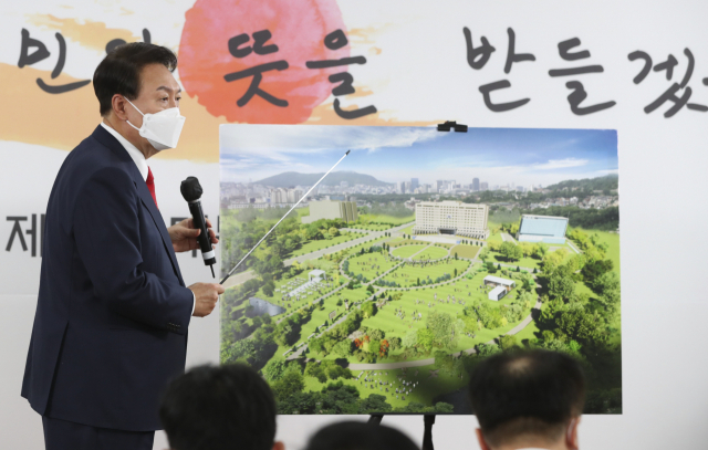 윤석열 대통령 당선인이 20일 서울 종로구 삼청동 대통령직인수위원회 회견장에서 대통령실 용산 이전과 관련해 기자회견을 하고 있다. 윤 당선인이 용산 대통령실 시대를 열겠다고 선언하면서 70년 넘게 최고 권력의 명멸을 지켜봐온 청와대도 역사 속으로 사라지게 됐다. 청와대는 공원 등의 형태로 국민에게 100% 개방된다. /권욱 기자