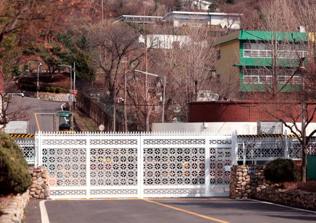 윤석열 대통령 당선인이 취임 후 임시 관저를 서울 용산구 한남동 육군 참모총장 공관을 리모델링해 마련하는 것으로 구상 중인 가운데 20일 오후 다수 공관이 들어서 있는 한남동 공관 입구의 모습. 연합뉴스