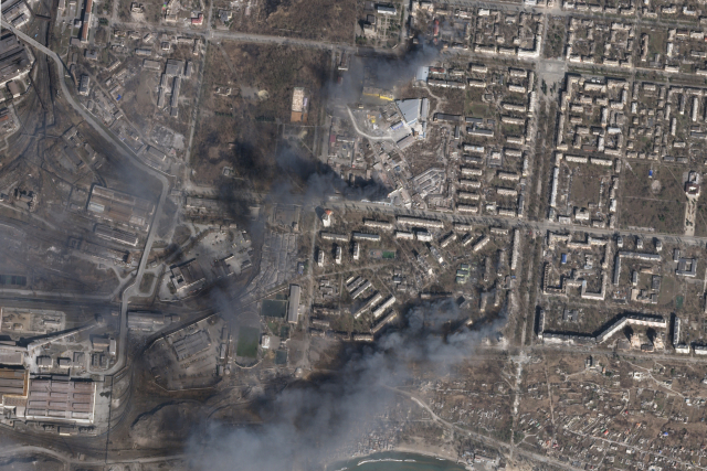 20일(현지시간) 우크라이나 동남부 항구도시 마리우폴 시가지 곳곳에서 러시아군의 무차별 포격으로 화재가 발생해 연기가 치솟고 있는 모습을 촬영한 위성사진. 마리우폴 AP=연합뉴스