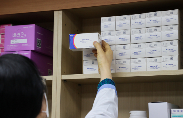 지난달 21일 서울 시내의 코로나19 경구 치료제 공급 약국에 놓인 '팍스로비드'의 모습. 연합뉴스