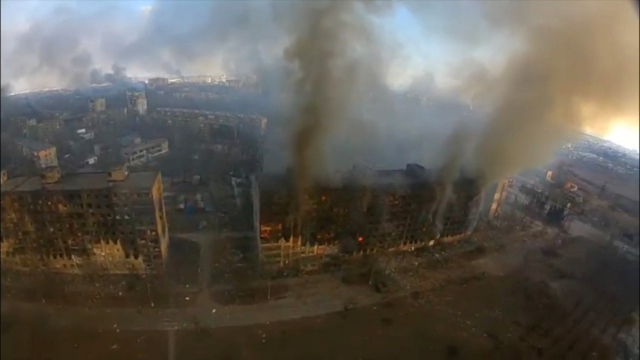 지난 14일(현지시간) 러시아가 우크라이나 마리우폴을 침공한 가운데 폭발 후 파손된 주택 건물에서 연기가 피어오르고 있다. 로이터 연합뉴스