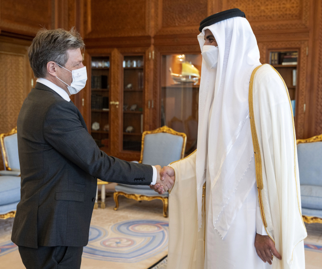 로버트 하벡(왼쪽) 독일 경제부장관겸 부총리는 카타르 도하에서 셰이크 타밈 빈 하마드 알 타니 카타르 국왕과 만나 악수하고 있다. AP연합뉴스