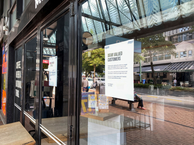 지난 11일 뉴질랜드 수도 웰링턴의 한 커피숍 유리창에 코로나19 오미크론 변이 확산에 따른 인력 부족으로 휴업을 한다는 안내문이 붙어있다. 로이터연합뉴스.