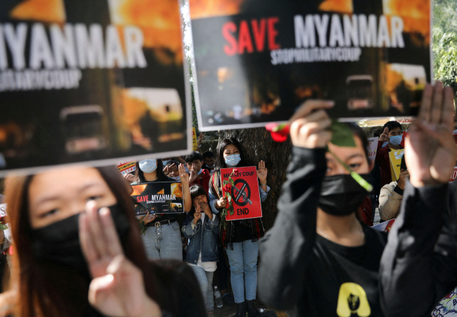 지난달 22일(현지시간) 인도 뉴델리에서 민주 진영의 미얀마인들이 군부 쿠데타를 규탄하는 팻말을 들고 시위에 참여하고 있다. 로이터연합뉴스