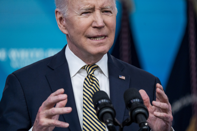 조 바이든 미국 대통령이 16일(현지 시간) 백악관 사우스오디토리엄에서 우크라이나에 대한 지원 계획을 밝히는 연설을 하고 있다. EPA연합뉴스