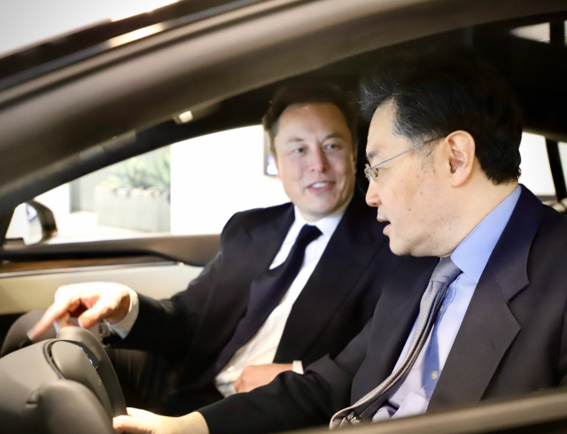 친강(오른쪽) 주미 중국 대사가 지난 4일 캘리포니아 프리몬트에 있는 테슬라 공장을 찾아 일론 머스크 최고경영자(CEO)와 함께 전기차를 시승하고 있다. /사진=친강 대사 트위터