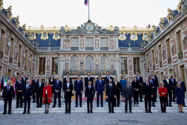지난 10일(현지시간) 프랑스 파리 외곽 베르사유궁에서 유럽연합(EU) 정상들이 기념사진을 찍고 있다. 로이터연합뉴스