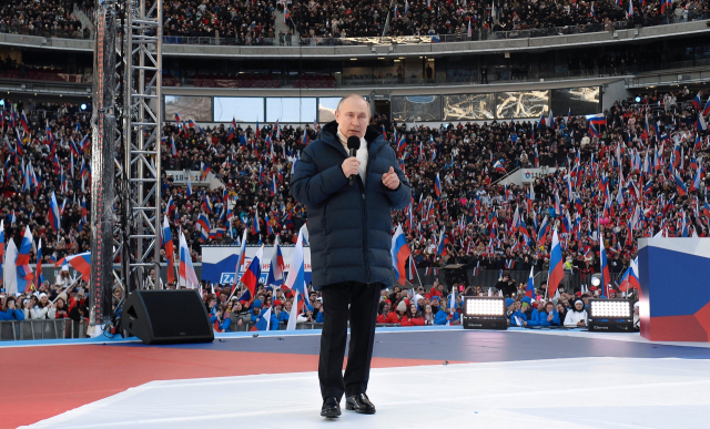 블라디미르 푸틴 러시아 대통령이 지난 18일(현지시간) 모스크바 시내 루즈니키 경기장에서 열린 크림반도 병합 8주년 기념 콘서트에 참석해 연설하고 있다. EPA연합뉴스