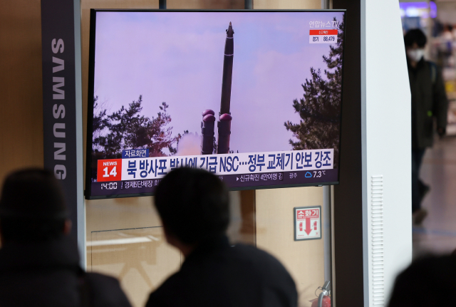 시민들이 지난 20일 서울역 대합실에서 북한의 서해상 방사포 발사 관련 뉴스를 시청하고 있다./연합뉴스