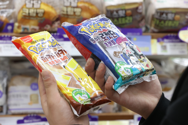 16년 만에 재출시된 '포켓몬빵'이 품귀 현상을 빚고 있는 가운데 지난 11일 서울의 한 편의점에서 한 고객이 제품을 살펴보고 있다. /연합뉴스
