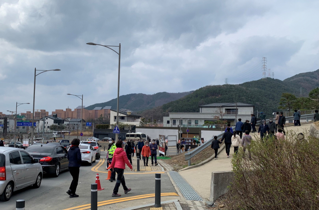 관광객들이 지난 20일 오후 대구 달성군 유가읍 쌍계리 박근혜 전 대통령 사저로 향하고 있다. 달성=김남명 기자