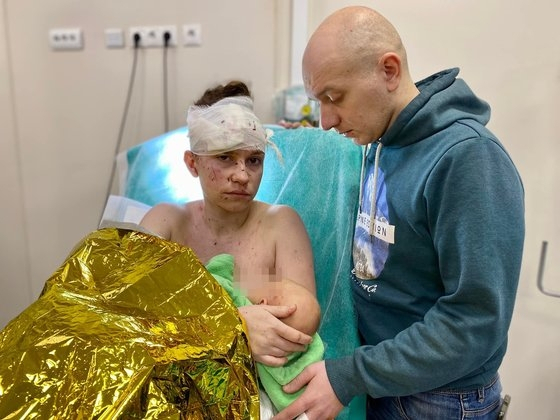 우크라이나 키이우에 대한 러시아의 포격으로 어린 아기를 둔 어머니 올가(왼쪽)와 아버지 드미트로가 부상을 입었다. 아기는 다행히 무사하다. 우크라이나 오마디트 아동병원 페이스북 캡처
