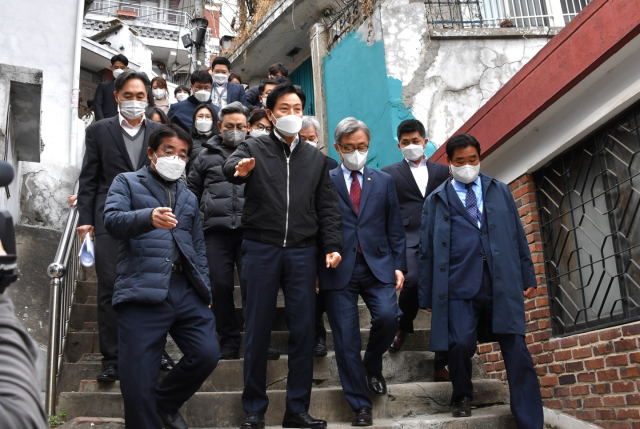 오세훈(왼쪽 두 번째) 서울시장과 최재형(〃 세 번째) 국민의힘 의원이 종로구 창신동 재개발 구역을 살펴보고 있다. 사진 제공=서울시