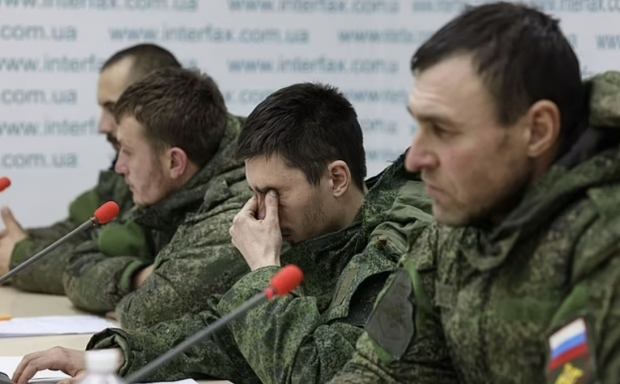 우크라이나군에 생포된 러시아 군인들이 키이우 기자회견장에 모습을 드러내 “러시아는 이미 졌다