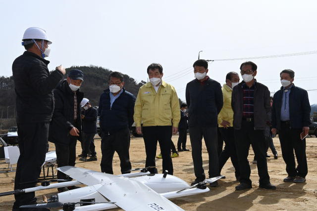 김충섭(가운데) 경북 김천시장과 김천시 관계자들이 공사 중인 드론시험장에서 전문가의 설명을 듣고 있다. 사진 제공=김천시