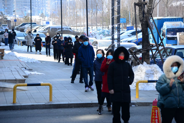 중국 지린성 창춘시 주민들이 20일 코로나19 핵산 검사를 받기 위해 검사소 주변에서 줄을 서 있다. /연합뉴스