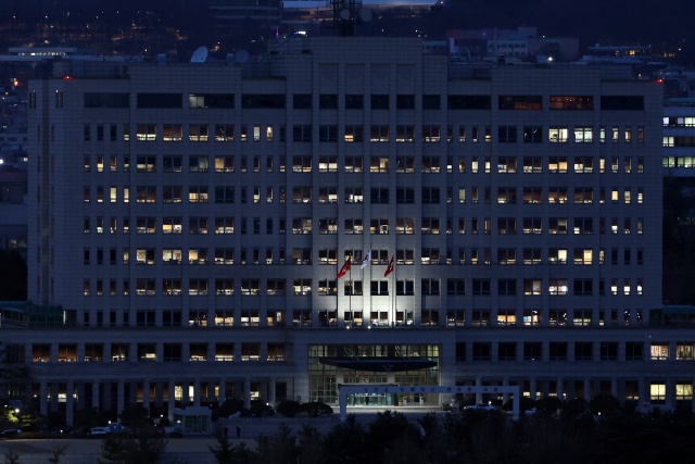 21일 밤 서울 용산구 국방부 사무실이 환하게 밝혀져 있다.