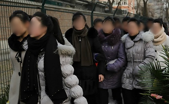2013년 2월 17일 외화벌이를 위해 중국에 파견된 것으로 추정되는 북한 여성들이 주중 북한대사관으로 들어가고 있다. RFA 캡처