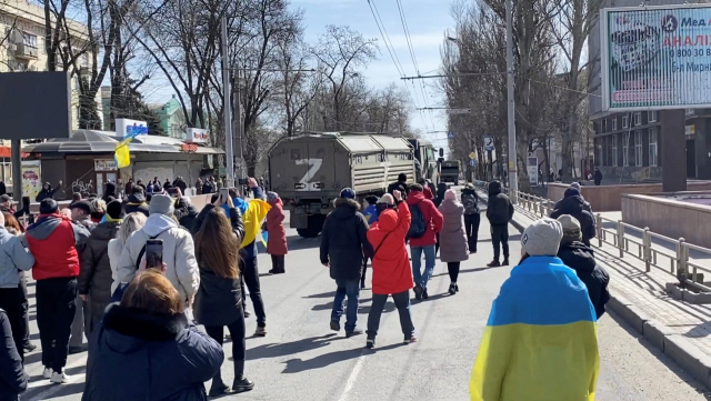 러시아군이 점령한 우크라이나 남부 헤르손에서 지난 20일(현지시간) 주민들이 러시아군 차량들을 향해 
