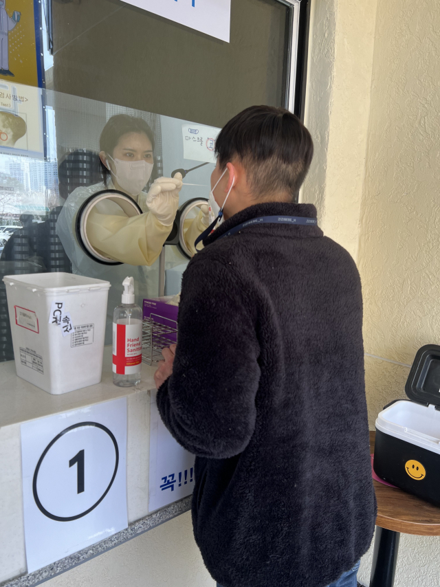 시민이 경남 창원시의 한 보건소에서 코로나19 유전자증폭(PCR) 검사를 받고 있다. 사진 제공=경상남도
