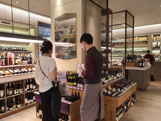 고객들이 신세계백화점 와인코너에서 와인을 고르고 있다./사진제공=신세계백화점