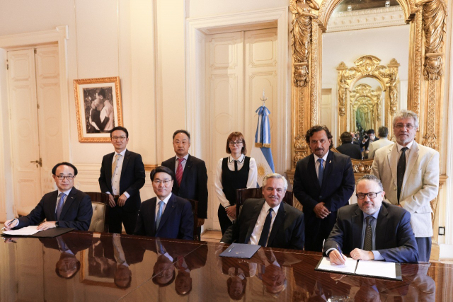 최정우(앞줄 왼쪽 두번째) 포스코그룹 회장이 21일(현지 시간) 부에노스아이레스 아르헨티나 대통령궁에서 알베르토 페르난데스(〃 세번째) 대통령과 리튬 사업 협력 방안을 논의한 뒤 기념 촬영을 하고 있다. 사진 제공=포스코그룹