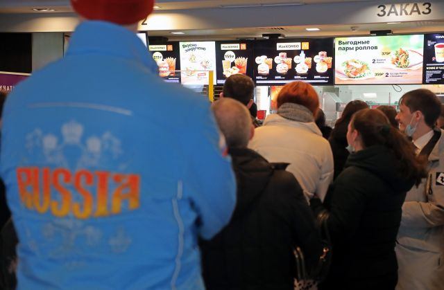 맥도날드가 러시아 시장 철수를 결정한 가운데 러시아 수도 모스크바 시민들이 맥도날드 매장에서 줄을 서고 있다. EPA연합뉴스