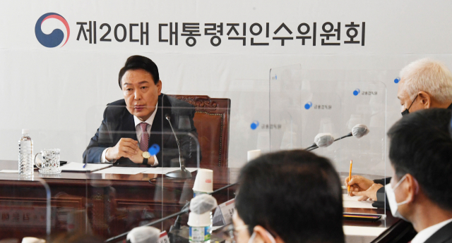 윤석열 대통령 당선인이 22일 오전 서울 종로구 통의동 대통령직 인수위원회 사무실에서 인수위 간사단 회의를 주재하고 있다./국회사진기자단