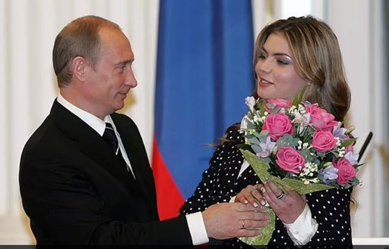 (왼쪽)블라디미르 푸틴 러시아 대통령과 알리나 카바예바. AP연합뉴스