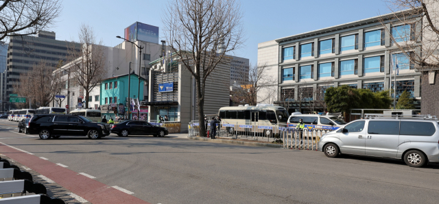 윤석열 대통령 당선인이 탑승한 차량 행렬이 22일 서울 종로구 통의동 대통령직인수위원회로 들어서고 있다.연합뉴스