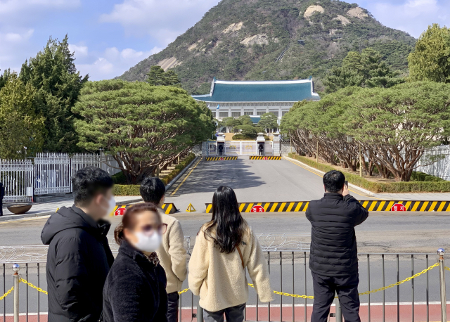 윤석열 대통령 당선인은 청와대 집무실을 용산 국방부로 이전한다고 발표한 20일 오후 시민들이 청와대를 보고 있다. /연합뉴스