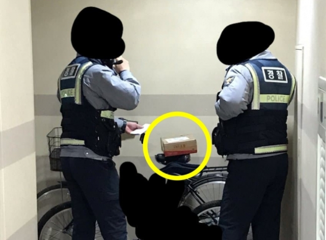 신고를 받고 출동한 경찰이 택배상자를 수사하고 있다. 온라인 커뮤니티 캡처