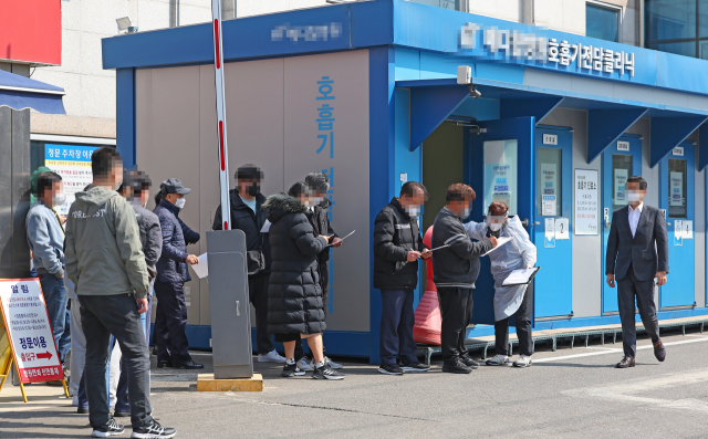 22일 오후 호흡기 전담 클리닉으로 지정된 서울 시내의 한 병원에서 시민들이 코로나 검사를 기다리고 있다. 연합뉴스