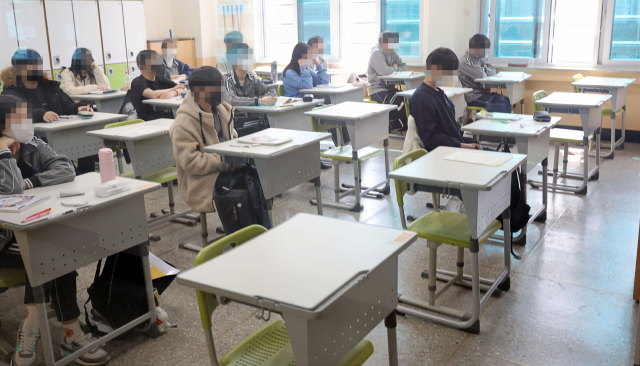 22일 오후 서울의 한 중학교 교실에서 코로나19 확진으로 재택치료 및 가정학습 중인 학생들의 빈자리가 보이고 있다./연합뉴스