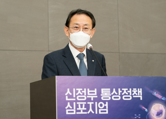 한국무역협회가 22일 삼성동 트레이드타워에서 개최한 ‘신정부 통상정책 심포지엄’에서 신승관 무역협회 전무가 인사말을 하고 있다. 사진 제공=무협