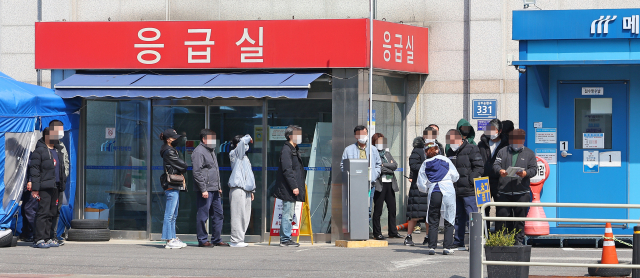 사진은 22일 오후 호흡기전담클리닉으로 지정된 서울 시내의 한 병원에서 시민들이 코로나 검사를 기다리는 모습./연합뉴스