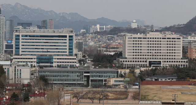 지난 21일 서울 용산구 합동참모본부 건물(왼쪽)과 국방부 청사. /연합뉴스
