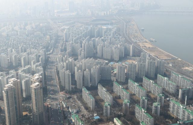 서울 송파구 롯데월드타워 전망대 '서울스카이'에서 바라본 주변 아파트 단지.연합뉴스