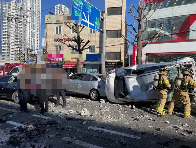 지난해 12월 30일 낮 12시 30분쯤 부산 연제구 한 도로로 인근 대형마트 5층 주차장에서 차량이 추락하면서 경찰과 소방대원이 사고 현장을 수습하고 있다. /연합뉴스