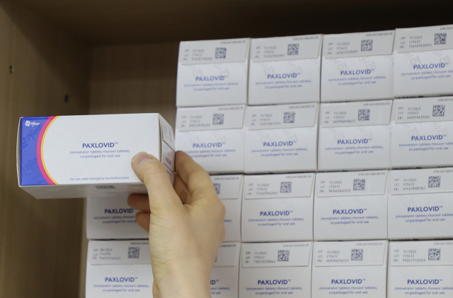 지난달 서울 시내에 한 코로나19 경구 치료제 담당약국에 공급된 '팍스로비드' 모습. 연합뉴스
