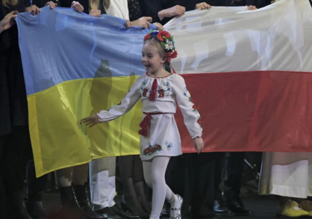 우크라이나의 7살 소녀 아멜리아 애니소비치가 폴라드에서 열린 '우크라이나를 위해 함께'라는 자선 콘서트에서 국가를 불렀다. 뉴욕포스트 캡처