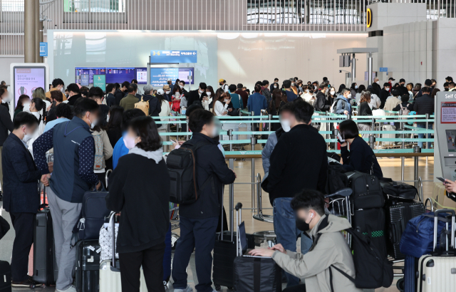 이달 22일 영종도 인천국제공항 제1여객터미널 출국장에 출국 수속을 하는 여행객 모습. / 연합뉴스