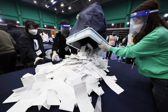 지난 9일 서울 동대문구 체육관에 마련된 개표소에서 제 20대 대선 개표를 위해 선거 사무원들이 투표함에서 투표용지를 꺼내고 있다. / 연합뉴스