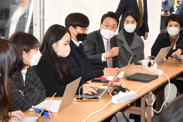 윤석열 대통령 당선인이 23일 오전 서울 종로구 통의동 인수위원회 사무실 앞에 설치된 임시 천막기자실에서 기자회견을 하고 있다./연합뉴스