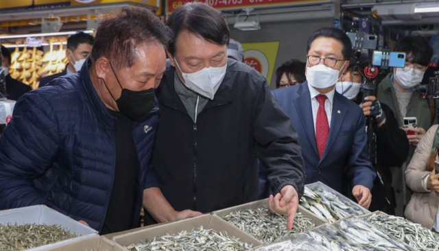 윤석열 대통령 당선인이 지난해 11월 6일 오전 서울 송파구 가락농수산물종합도매시장을 방문, 건어물 상점 상인과 대화하고 있다./연합뉴스