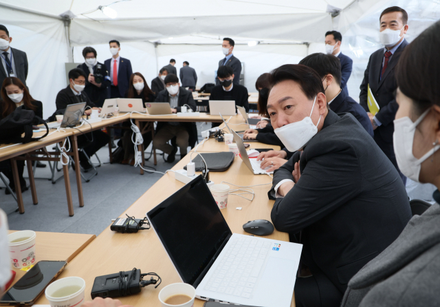 윤석열 대통령 당선인이 23일 오전 서울 종로구 통의동 집무실 앞에 설치된 프레스다방을 찾아 취재진과 즉석 차담회를 하고 있다. /연합뉴스